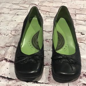 Black leather Kenneth Cole kitten heel pumps